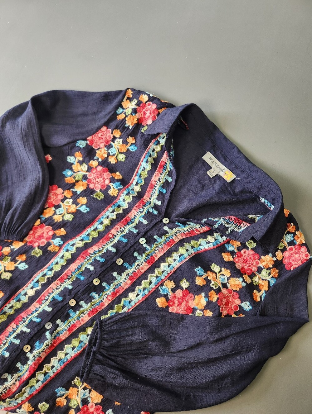 FIGUEROA & FLOWER Navy Collared Floral Embroidered Button Down Top Small Gauzy